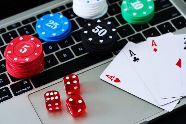 Pengguna membaca pembaruan akun digital